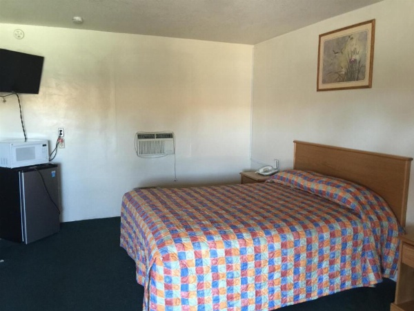 Hacienda Motel image 16