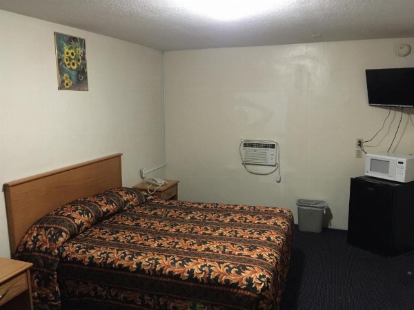 Hacienda Motel image 18
